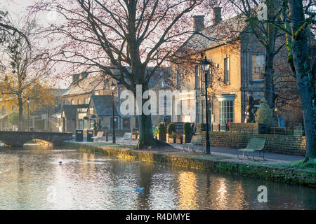 Die kingsbridge Inn und den Fluss Windrush am frühen Morgen eisigen November Sonnenlicht. Bourton auf dem Wasser, Cotswolds, Gloucestershire, England Stockfoto