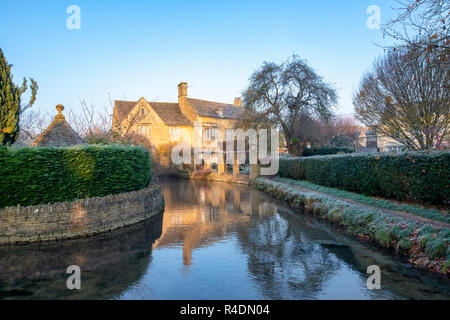 Die Mühle bei Sonnenaufgang im Herbst Frost. Bourton auf dem Wasser, Cotswolds, Gloucestershire, England Stockfoto