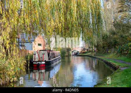 Kanal Boot auf der Oxford Canal im Herbst. Cropredy, Oxfordshire, England Stockfoto