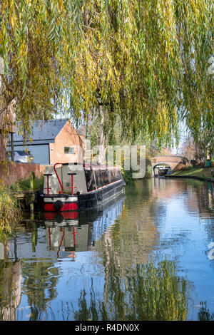 Kanal Boot auf der Oxford Canal im Herbst. Cropredy, Oxfordshire, England Stockfoto