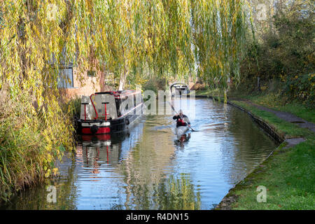 Kanal Boot und Kanufahrer auf der Oxford Canal im Herbst. Cropredy, Oxfordshire, England Stockfoto