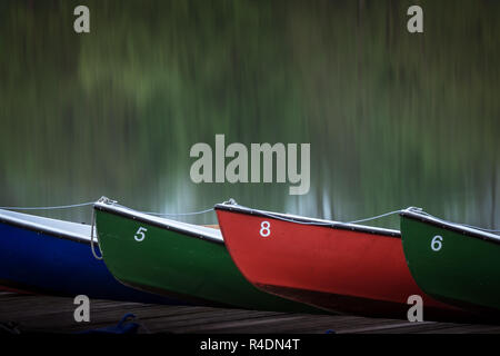 Ruderboote in Steg am Maschsee in Hannover. Stockfoto