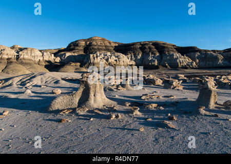 Ungewöhnliche Felsformationen in der "Knickeier" rock Feld in der Bisti Badlands von New Mexico Stockfoto