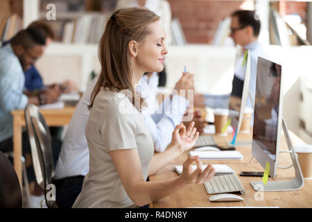 Ruhe Geschäftsfrau Yoga Übung am Arbeitsplatz Stockfoto