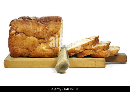 Friesische Suicurbrood (Zucker Brot) mit Messer und Holzplatte auf weißem Hintergrund Stockfoto