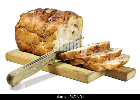 Friesische Suicurbrood (Zucker Brot) mit Messer und Holzplatte auf weißem Hintergrund Stockfoto
