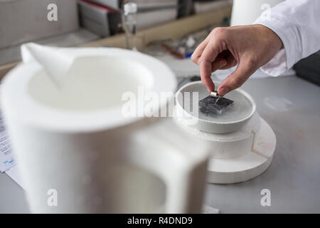 Hände eines Wissenschaftlers in der modernen Chemie/Physik Labor arbeiten (flacher DOF Farbe getonte Bild) Stockfoto
