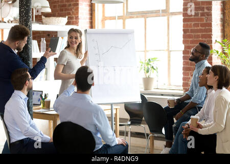 Mitarbeiter Fragen zu den weiblichen Business Coach, Lautsprecher Stockfoto