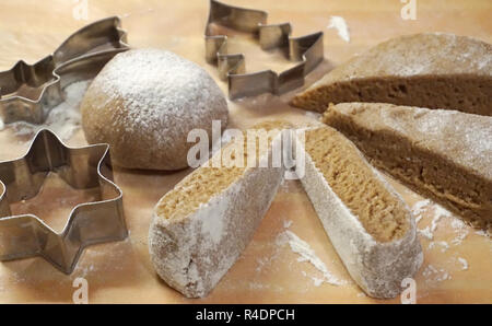 Weihnachten Kuchen backen und Gebäck Zubehör und hausgemachter Teig vorbereitet zum Backen Stockfoto