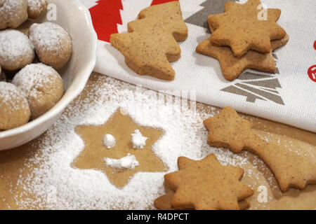 Weihnachtsdekoration Hintergrund. Honig aromatisch Cookies in verschiedenen Formen für Urlaub Tisch zubereitet Stockfoto