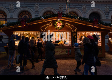 Leute einkaufen an den Imbissständen im Weihnachtsmarkt in Bologna, Italien Stockfoto