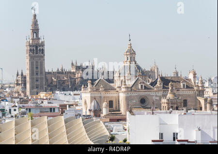 Kirche der Verkündigung, der Giralda und Sevilla Kathedrale im Hintergrund, Sevilla, Spanien Stockfoto