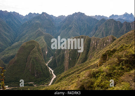 Putucusi und Urubamba Fluss von Machu Picchu Mountain gesehen Stockfoto