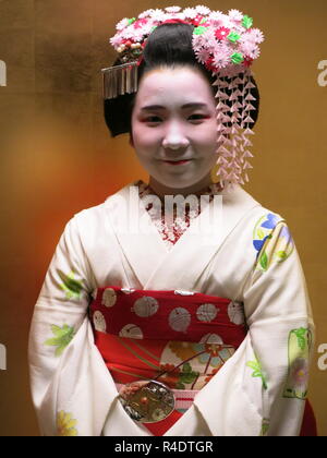 Eine 16 Jahre alte Maiko (Azubi Geisha) in voller Tracht, in der Gastfreundschaft und Unterhaltung Industrie in modernen Kyoto, Japan arbeiten Stockfoto