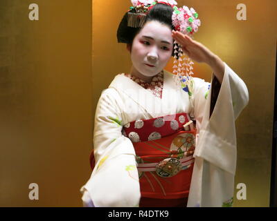 Eine 16 Jahre alte Maiko (Azubi Geisha) in voller Tracht, in der Gastfreundschaft und Unterhaltung Industrie in modernen Kyoto, Japan arbeiten Stockfoto