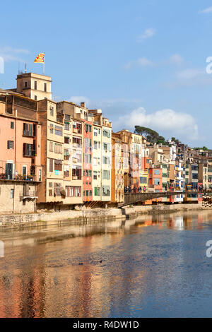 Bunte Häuser auf dem Fluss Onyar und die Prinzessin Brücke, Girona, Spanien. Stockfoto