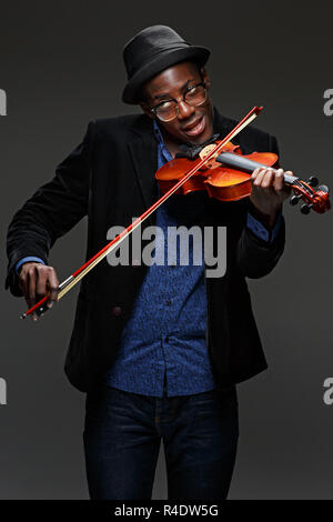 Der schwarze Mann glücklich Ausdruck und Musik instrument Stockfoto