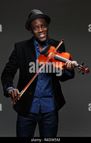 Der schwarze Mann glücklich Ausdruck und Musik instrument Stockfoto