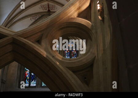 Kirchenfenster von Wells Cathedral gesehen, durch die scissor Bogen hoch halten das Dach. Wells Cathedral, Wells, Somerset, England, UK. Stockfoto