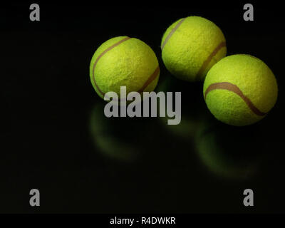 Baum sport leuchtend gelben Tennisbällen auf glänzendem dunklen schwarzen Hintergrund. für Gold, Silber und Bronze Endrunden. Low Key closeup Schuß Stockfoto