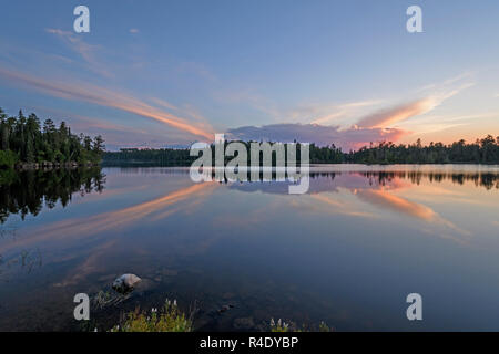 Ungewöhnliche Wolken bei Sonnenuntergang im North Woods auf Saganagons See in Quetico Provincial Park in Ontario Stockfoto