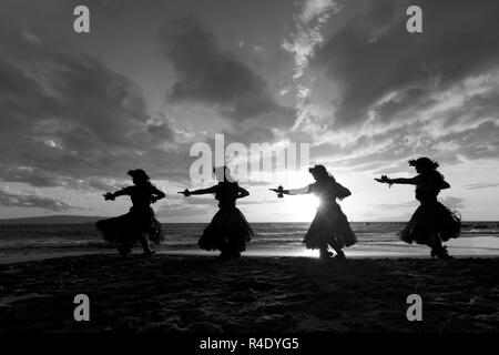 Hula-Tänzer bei Sonnenuntergang am Palauea Beach, Maui, Hawaii. Stockfoto