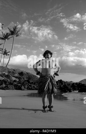 Stolz Hawaiian Hula Tänzer am Strand im Süden von Maui, Hawaii. Stockfoto