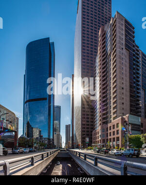 Kontrast des hohen Gebäuden entlang Grand Avenue in Downtown Los Angeles mit der unteren ebene Oberfläche Straßen als Sonne spiegelt sich majectic Fassaden auf Stockfoto