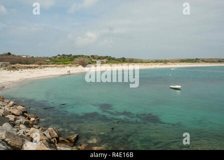 Blick auf atemberaubende Par Strand, St Martin's, Scilly, mit unberührten weißen Sandstrand, blaues Meer und kleine Boote. Stockfoto