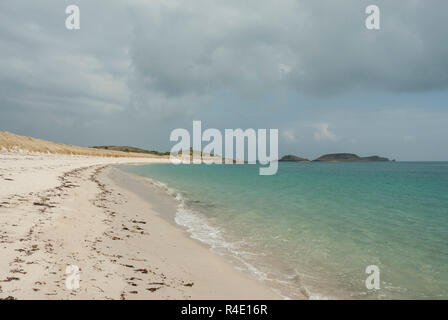 Blick auf atemberaubende Par Strand, St Martin's, Scilly, mit unberührten weißen Sandstrand und dem türkisfarbenen Meer an einem sonnigen Frühlingstag. Stockfoto