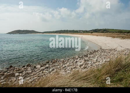 Blick auf atemberaubende Par Strand, St Martin's, Scilly, mit unberührten weißen Sandstrand und dem türkisfarbenen Meer an einem sonnigen Frühlingstag. Stockfoto