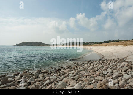 Blick auf atemberaubende Par Strand, St Martin's, Scilly, mit unberührten weißen Sandstrand und dem türkisfarbenen Meer an einem sonnigen Frühlingstag. Stockfoto