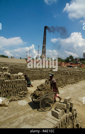 Ziegelei am Maoa. Munshiganj, Bangladesch. Stockfoto