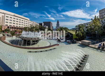 Grand Park in der Innenstadt von Los Angeles, Kalifornien, fließendes Wasser im Brunnen mit Rathaus in der Ferne.. Foto am 25. November, 20 genommen Stockfoto