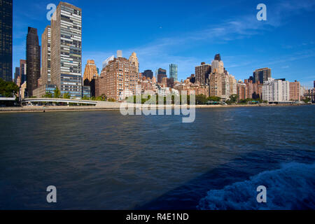 New York City hohe Gebäude, blauer Himmel und Wasser Stockfoto