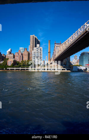 New York City hohe Gebäude, blauer Himmel und Wasser Stockfoto