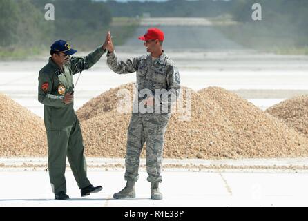 Indian Air Force Wing Commander Janardhana Reddy Neelam high-fives US Air Force Master Sgt. Simon Zika, RED HORSE 554th Squadron, während ein Gegenstand fachlichen Austausch 25.10.2016, am Northwest Feld, Guam. Der Gegenstand fachlichen Austausch am Flugplatz mit gefalteten Glasfaser matten Schäden reparieren. Dieser Austausch bietet eine Gelegenheit für die US Air Force und ihre internationalen Partner zu den eigenen Fähigkeiten zu verbessern, die eine Verbesserung der Interoperabilität und Grundsätzlich bieten hochqualifizierte Koalition Ingenieure für Operationen in einer Vielzahl von Umgebungen. Stockfoto