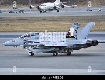 Gemeinsame Basis ELMENDORF - Richardson, Alaska - ein EA-18G Growler von Whidbey Island Naval Air Station, Washington zu Electronic Attack Squadron 134, Taxis über die Start- und Landebahn, bevor Sie sich für eine Übung Mai 1, 2017. Nördlichen Rand 2017 ist Alaska's Premiere joint-Training darauf ausgerichtet, den Betrieb, die Techniken üben und Verfahren sowie die Interoperabilität der Dienste zu verbessern. Tausende von Teilnehmern aus allen Dienstleistungen; Flieger, Soldaten, Seemänner, Marinesoldaten und Küstenwache Personal aus dem aktiven Dienst, Reserve und der National Guard Einheiten, beteiligt sind. Stockfoto