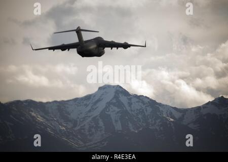 Ein Mississippi Air National Guard C-17 Globemaster III mit dem 172Nd Luftbrücke Flügel aus Jackson, Mississippi, zieht aus Joint Base Elmendorf-Richardson, Alaska, Mai 1, 2017, was bedeutet, dass der Beginn der Übung Northern Edge 2017. Diese Übung ist Alaska's größte und Premier gemeinsame Ausbildung Übung darauf ausgerichtet, den Betrieb, Techniken und Verfahren sowie zur Praxis wie Interoperabilität zwischen den Diensten zu verbessern. Tausende von Teilnehmern aus allen Diensten, Flieger, Soldaten, Seemänner, Marinesoldaten und Küstenwache Personal aus dem aktiven Dienst, Reserve und der National Guard Einheiten beteiligt sind. Stockfoto