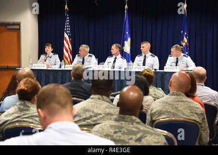 Eine Frage- und Antwortrunde mit der Western Regional DCMA Kommandeure, bewirtet durch Frau Barbara Bäcker, Raum und Missile Systems Center, der Erwerb von Excellence Chief, in dem Gordon Conference Center, Los Angeles AFB, 1. Mai 2017 stattfand. Die 90 Minuten Q&A erlaubt das Panel zu Rollen und Verantwortlichkeiten und Trends in der Von und Supply Chain diskutieren. Stockfoto