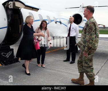 Generalmajor Walter E. Piatt, Kommandierender General des 10 Mountain Division (LI), grüßt Sen Kirsten Gillibrand bei ihrer Ankunft an Wheeler-Sack Army Airfield am 1. Mai 2017. Der Senator besucht Fort Drum für ein Rundtischgespräch zu Integrierten Militärischen health care Modell Fort Drum. Stockfoto