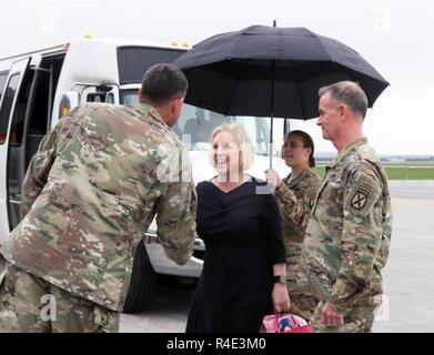 Garrison commander Oberst Bryan Laske (links) und der Kommandierende General Generalmajor Walter E. Piatt (rechts) Willkommen sen Kirsten Gillibrand von New York nach Fort Drum am Wheeler-Sack Army Airfield am 1. Mai 2017. Gillibrand und Personal aus dem Senat Armed Services Committee hoffte zu bewerten und Fort Drum regionale integrierte Versorgung Modell, das für die Installation ist einzigartig zu bewerten. Stockfoto