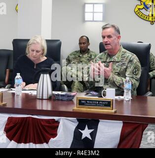 Kommandierender General Generalmajor Walter E. Piatt betont die Bedeutung der medizinischen Bereitschaft während einer Diskussionsrunde mit Sen. Kirsten Gillibrand am Fort der Drum Wheeler-Sack Army Airfield am 1. Mai 2017. Piatt betonte medizinische Bereitschaft als entscheidende Priorität während der Diskussion, die darauf abzielte, Fort Drum integrierten militärischen health care Modell zu bewerten. Stockfoto