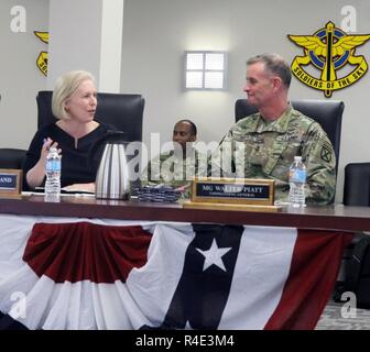 Sen. Kirsten Gillibrand von New York und Generalmajor Walter E. Piatt, Kommandierender General des 10 Mountain Division (LI), die Erfolge und das Wachstum der integrierten militärischen health care Modell Fort Drum während einer Diskussionsrunde am Fort der Drum Wheeler-Sack Army Airfield am 1. Mai 2017 diskutieren. Das Modell ist einzigartig in Fort Drum, das ist die einzige Armee Installation in der kontinentalen USA, beherbergt eine Abteilung von Soldaten aber nicht ein Lazarett in der Post haben. Stockfoto