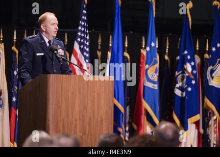 Generalleutnant Robert D. McMurry jr., Air Force Life Cycle Management Center Commander, Adressen der Gast bei einem Befehl Zeremonie im Nationalen Museum der United States Air Force at Wright-Patterson Air Force Base, Ohio, Mai 2, 2017. Befehl McMurry verzichtet der Air Force Research Laboratory nach Brig. Gen. William T. Cooley vor Annahme der Befehl des Zentrums. Stockfoto