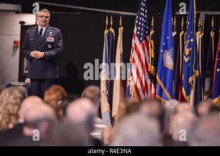 Brig. Gen. William T. Cooley, Air Force Research Laboratory Commander, Adressen der Gast bei einem Befehl Zeremonie im Nationalen Museum der United States Air Force at Wright-Patterson Air Force Base, Ohio, Mai 2, 2017. Cooley ersetzt Generalleutnant Robert D. McMurry Jr., der akzeptiert das Kommando über die Luftwaffe Life Cycle Management Center, Austausch Generalleutnant John F. Thompson. Stockfoto