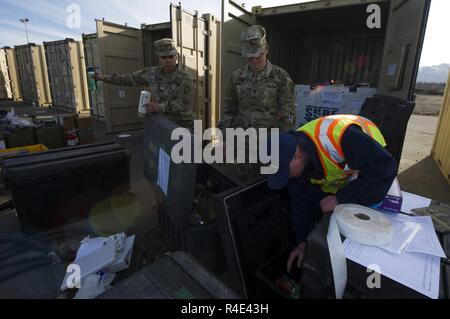 U.S. Coast Guard Marine Science Techniker Petty Officer 1st Class Gary Bullock prüft nicht angemeldete hazmat Materialien innerhalb einer Ladung vor dem Transport des Containers in Fort Polk, Louisiana aus der gemeinsamen Basis Elmendorf-Richardson, Alaska, 2. Mai 2017. Der 4. Brigade Combat Team (Airborne), 25 Infanterie Division wird eine Rotation um die Joint Readiness Training Center in Fort Polk. Bullock ist auf die Coast Guard Marine Sicherheit Loslösung Homer zugeordnet. Stockfoto