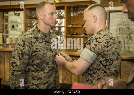 Us Marine Corps Maj. David J. Palka, Assistant Bataillon Inspector - Ausbilder, 5. Bataillon, 14 Marine Regiment, 4 Marine Division, ist der Bronze Star mit 'V' Gerät für Valor während einer bronzenen Stern Präsentation in Camp Pendleton, Kalifornien, 1. Mai 2017 vorgelegt. Maj. Palka erhielt den Bronze Star für heroische Service im Zusammenhang mit Kampfhandlungen gegen den Feind beim Dienen als Kommandant, Batterie E, Bataillon Landung Team, 2 Bataillon 6. Marine Regiment, 26 Marine Expeditionary Unit, zur Unterstützung der Operation inhärenten Lösen von 12. März bis 25. Mai 2016. Stockfoto