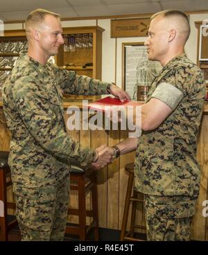 US Marine Corps Oberstleutnant James W. lebhaft, links rechts, ehemaliger Kommandierender Offizier, Battalion Landing Team 26. Korps der Marine Expeditionary Unit, präsentiert der Bronze Star mit 'V' Gerät für Tapferkeit, US Marine Corps Major David J. Palka, Assistent Bataillon Inspektor-Instruktor, 5. Bataillon, 14. Marineregiment, 4th Marine Division, während einer Präsentation der Bronze Star in Camp Pendleton, Kalifornien, 1. Mai 2017. Major Palka erhielt den Bronze Star für heroische Dienst im Zusammenhang mit Kampfhandlungen gegen den Feind während seiner Zeit als Kommandant, Akku E, Battalion Landing Team, 2. Battalio Stockfoto