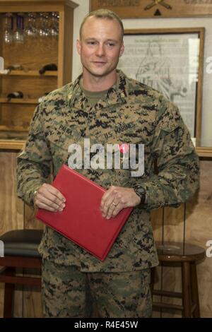 Us Marine Corps Maj. David J. Palka, Assistant Bataillon Inspector - Ausbilder, 5. Bataillon, 14 Marine Regiment, 4 Marine Division, Adressen das Publikum während einer bronzenen Stern Präsentation in Camp Pendleton, Kalifornien, 1. Mai 2017. Maj. Palka erhielt den Bronze Star für heroische Service im Zusammenhang mit Kampfhandlungen gegen den Feind beim Dienen als Kommandant, Batterie E, Bataillon Landung Team, 2 Bataillon 6. Marine Regiment, 26 Marine Expeditionary Unit, zur Unterstützung der Operation inhärenten Lösen von 12. März bis 25. Mai 2016. Stockfoto